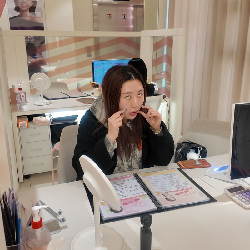 홍대 소프웨이브, 웃을 때 생기는 눈가 주름도 같이 좋아질까요?